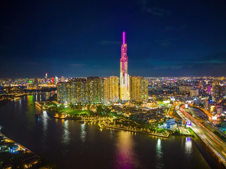 Aerial zonsondergang filmische uitzicht op Landmark 81 het is een super hoge wolkenkrabber en Saigon brug met ontwikkeling gebouwen langs de Saigon rivier Bitexco en Ba Son brug stadsbeeld op