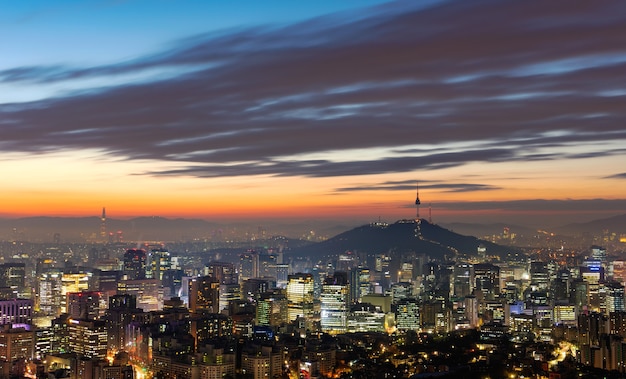 日の出韓国のソウル市とソウルタワーの空中写真