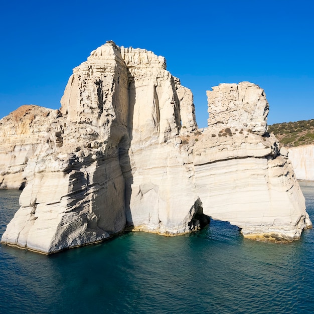 Vista aerea della famosa roccia a kleftico beach, milos, greece