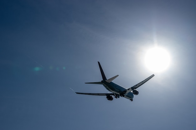 Foto aero-plan opstijgen vanaf het vliegveld met uitzicht op de directe zon en de blauwe lucht.