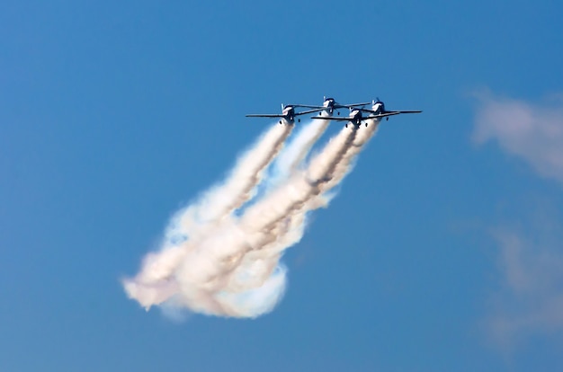 Aerobatic team vliegtuigjagers spoor van rook in de lucht.