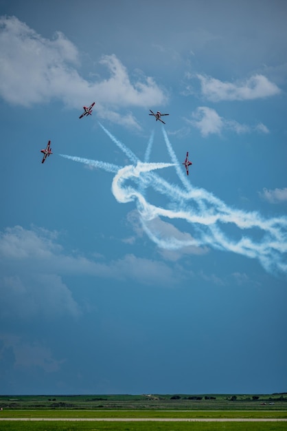 Foto aerobatic vliegtuigen die manoeuvres uitvoeren op een vliegshow in moose jaw sk