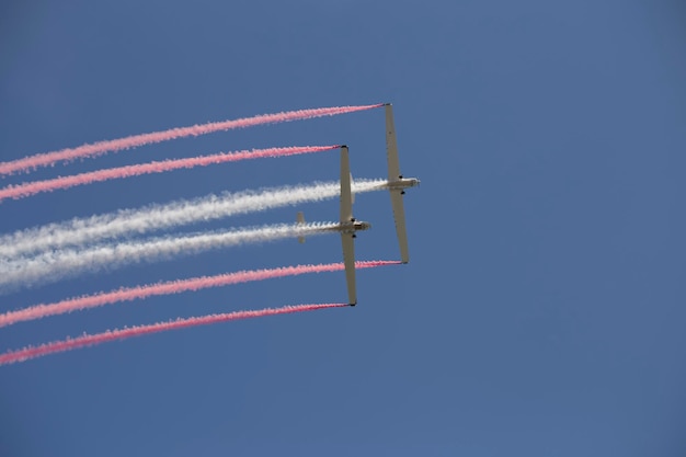 Foto acrobazie aeree in uno spettacolo aereo