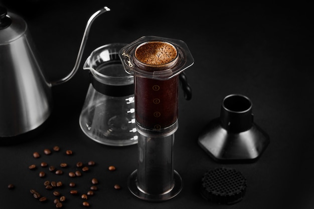 검은 색 표면에 AeroPress