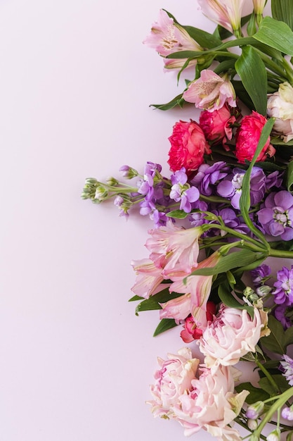 Sfondo estetico con fiori di rosa colorati su sfondo rosa bella composizione floreale