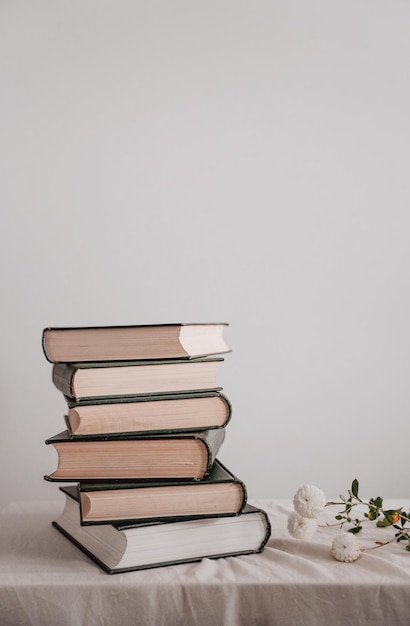 Эстетическая книжная стопка фоновое чтение и образование