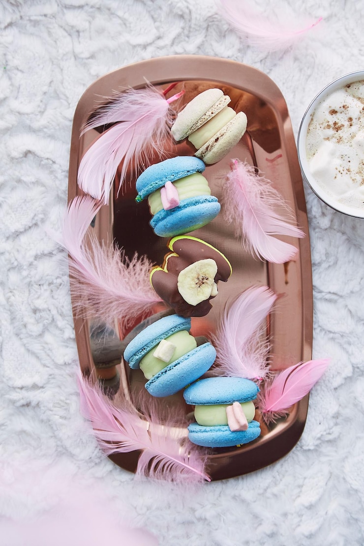 Photo aesthetic delicate handmade macaroons background with delicate feathers sweet food dessert gift for women day mothers day