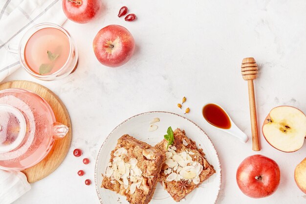 Foto tavola di cibo autunnale estetica che serve tè al mirtillo in bollitore di vetro dessert a forma di torta di mele