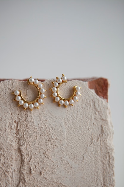 Photo aesthetic golden earrings with pearls