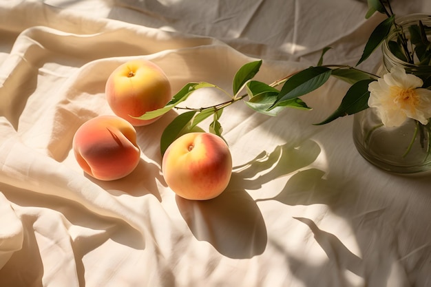 写真 桃のしわくちゃのリネン生地と花の日光の影を持つ、美的なライフスタイル フルーツ パターン