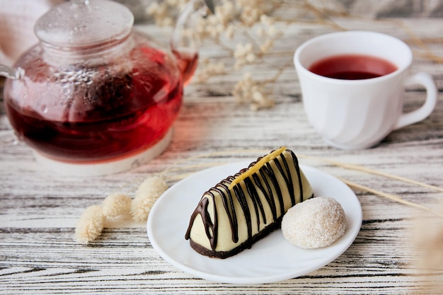 Фото Эстетический веганский здоровый десерт из манго без глютена и сахара с ягодами, органический чай, женский пищевой фон