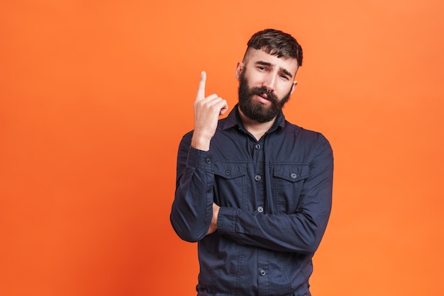 Afbeelding close-up van brunette man met zwart shirt met nummer één met vinger