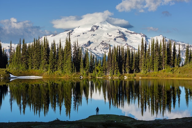 Afbeelding meer en Glacier Peak in Washington, VS.