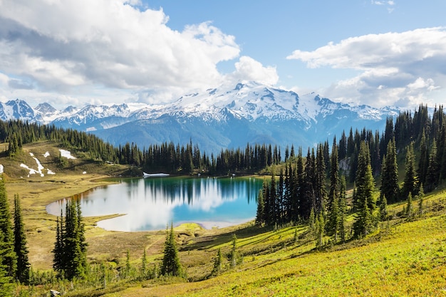 Afbeelding meer en Glacier Peak in Washington, VS.