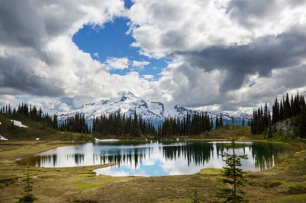 Afbeelding meer en Glacier Peak in Washington, VS.