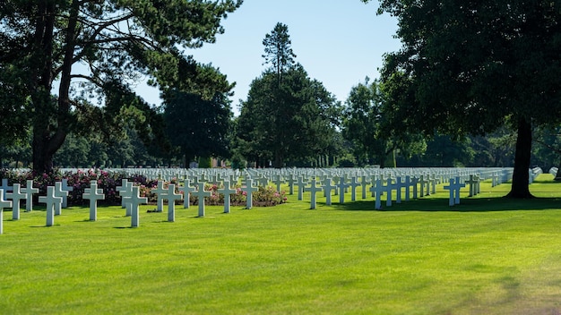 Afbeelding met Amerikaanse begraafplaats in Normandië Frankrijk CollevillesurMer