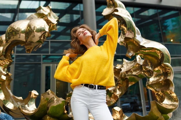 Afbeelding met een jong model poseren met haar gezicht omhoog