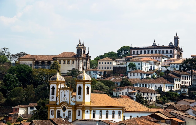 Afbeelding met historische kerken en herenhuizen in een Braziliaanse stad