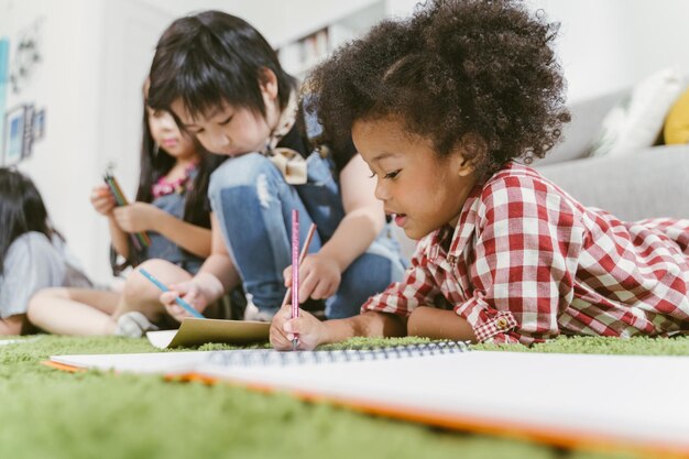 Foto afbeelding op oppervlakte van kinderen die thuis studeren