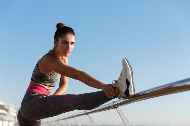 Afbeelding van aantrekkelijke fit meisje fitnesstraining op een pier