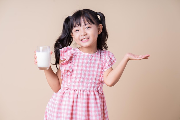 Afbeelding van Aziatisch kind dat melk drinkt op de achtergrond