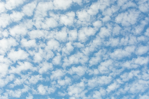 Afbeelding van blauwe lucht met witte wolken