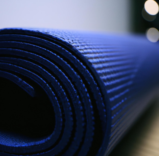 Afbeelding van close-up van donkerblauwe yogamat met patroon