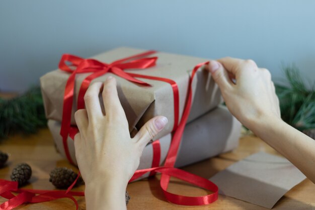 Afbeelding van de handen die handgemaakte kerstcadeaus maken. Hoge kwaliteit foto