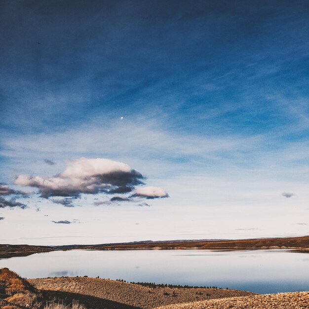 Foto afbeelding van de horizon met hemel, blauwe wolken en meer