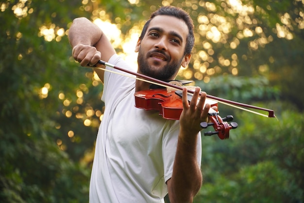 Afbeelding van de vioolspeler, muzikant die viool speelt. 's ochtends Muziek en muzikaal toonconcept.