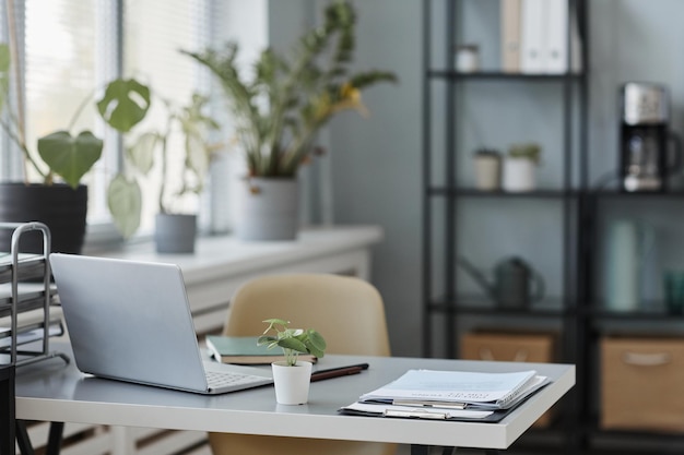 Afbeelding van de werkplek met laptop en documenten op tafel voor het werken van een zakenman op kantoor