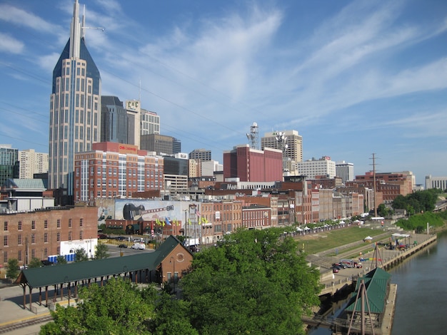 Afbeelding van Driekwart uitzicht op de skyline van Nashville met een waterlichaam zichtbaar in de hoek