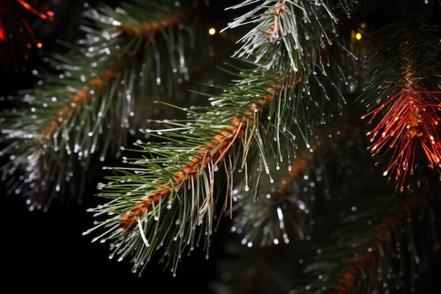 Foto afbeelding van dunne klatergoudstrengen op een dennenkerstboom