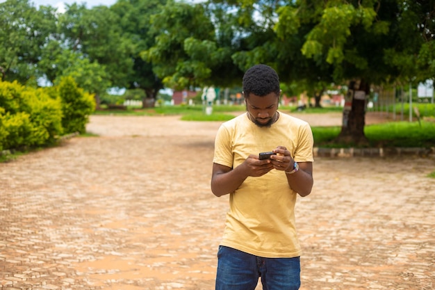 Afbeelding van een Afrikaanse man met een smartphone-buitenconcept