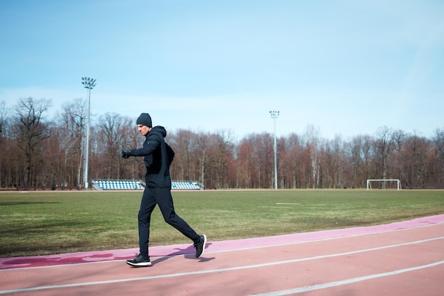 Afbeelding van een atleet die door het stadion loopt tijdens het joggen in de lente.