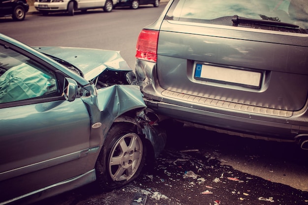 Afbeelding van een auto-ongeluk met twee auto's.