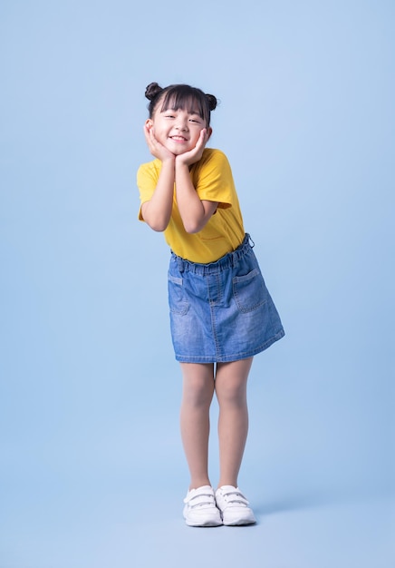 Afbeelding van een Aziatisch kind dat zich voordeed op een blauwe achtergrond