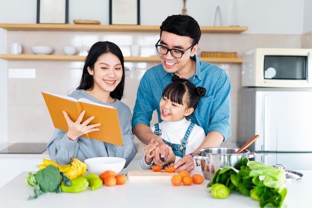 afbeelding van een Aziatische familie die thuis kookt