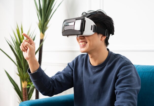 Afbeelding van een aziatische man met een virtual reality-bril op een paarse achtergrond