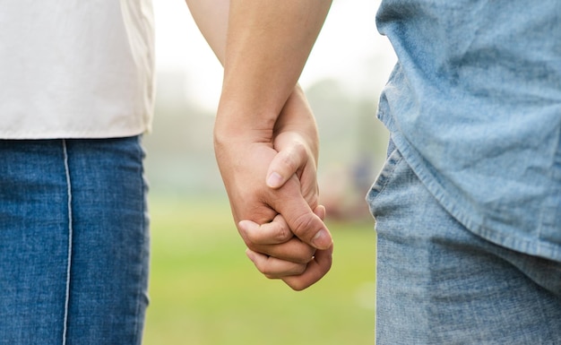 Afbeelding van een gelukkig Aziatisch stel in het park