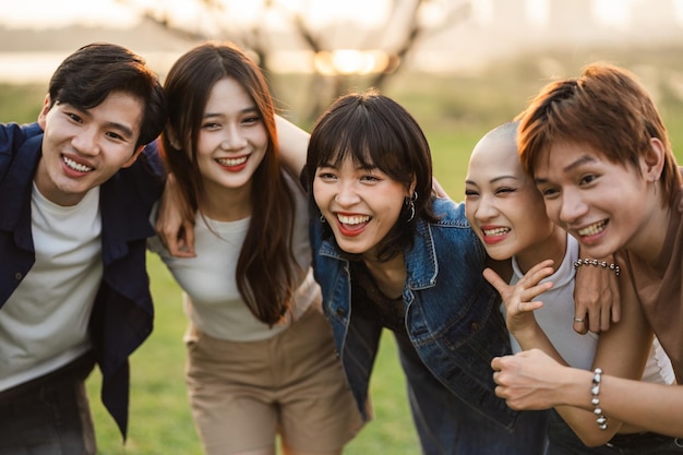 Afbeelding van een groep jonge Aziaten die samen gelukkig lachen