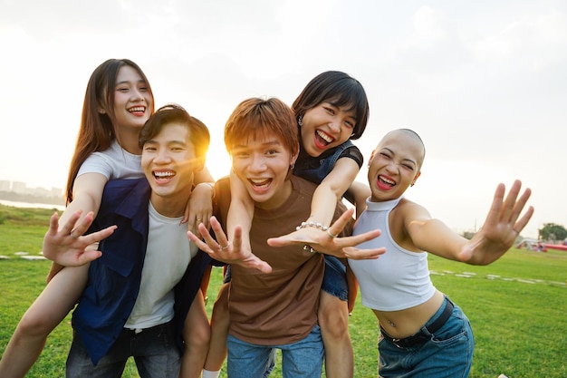 Afbeelding van een groep jonge Aziaten die samen gelukkig lachen