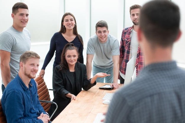 Afbeelding van een groep jonge professionals op kantoor