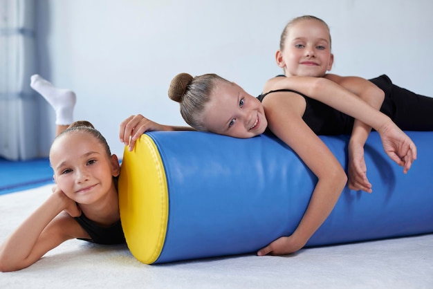 Afbeelding van een groep kleine meisjes in de sportschool na een training Gymnastiekconcept Gemengde media