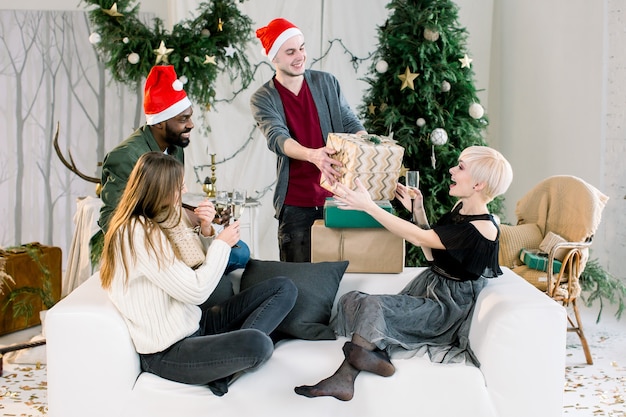 Afbeelding van een groep vrienden die kerstcadeaus vieren