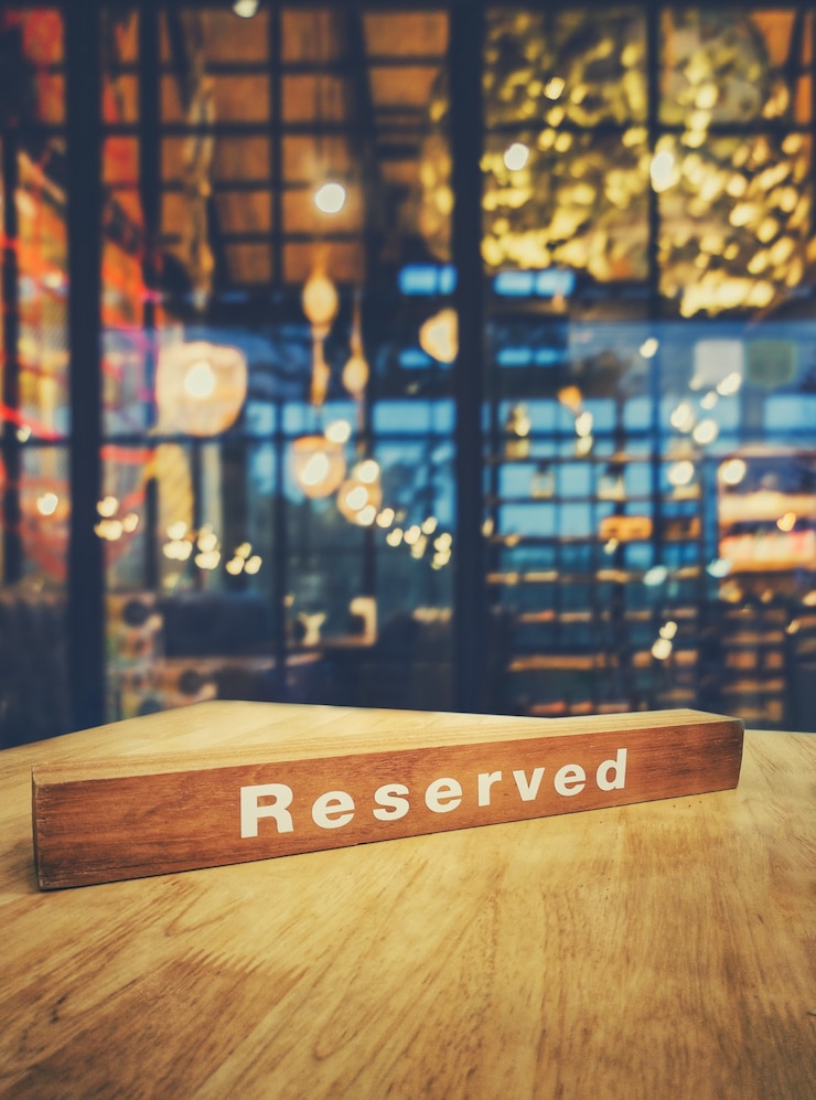 Foto afbeelding van een houten tafel voor een abstracte vervaagde restaurantverlichting op de achtergrond