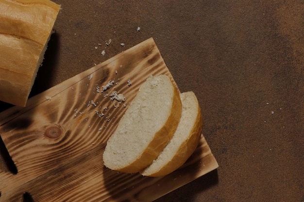 Afbeelding van een in plakjes gesneden brood op een keukenbord