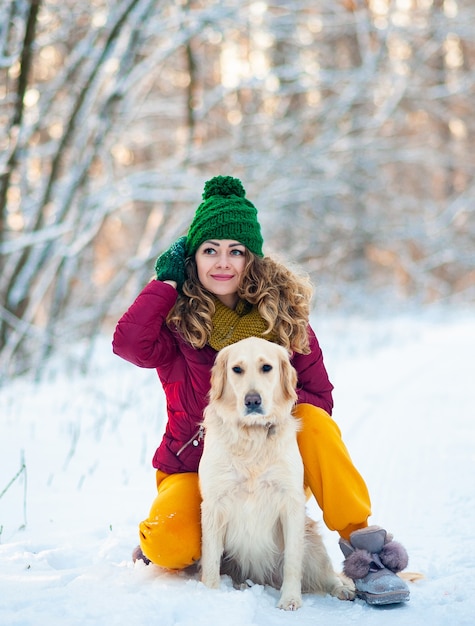 Afbeelding van een jong meisje met haar hond