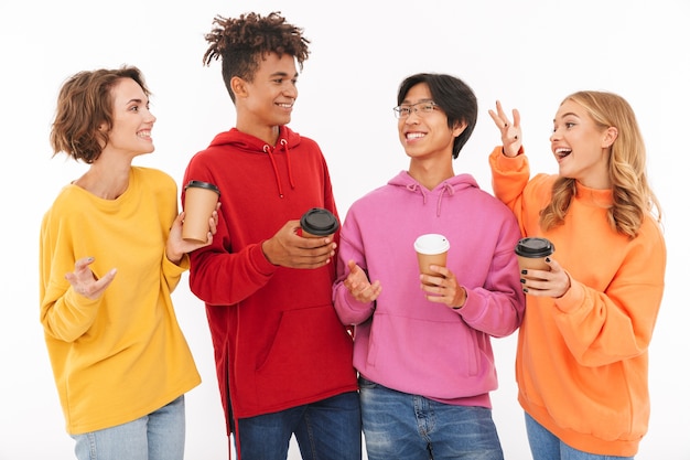 Afbeelding van een jonge groep vrienden studenten staan geïsoleerd, praten met elkaar koffie drinken.