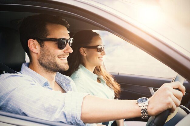 Foto afbeelding van een lachend stel in een auto